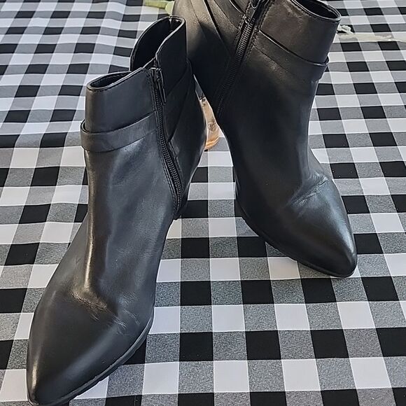 Anne Klein Black Leather Upper Pointed Chelsey I~flex ankle boot Stylish Strap - Picture 2 of 16